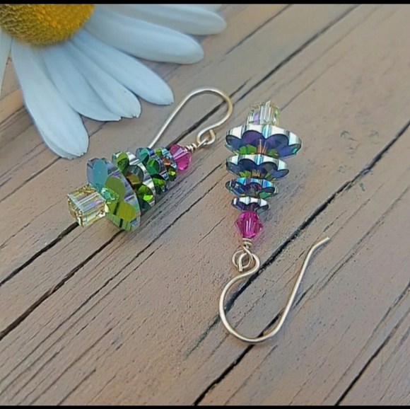 🎄 Prism Christmas Tree Earrings (Gold) 🎄 - Picture 6 of 8